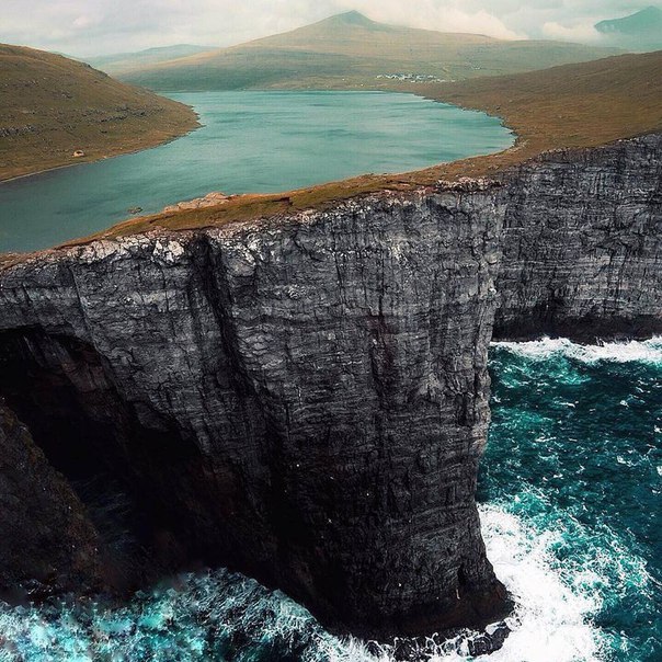 В одной из своих публикаций журнал National Geografic назвал Фарерские острова самыми лучшими островами в мире. Похоже, даже сами их жители более чем согласны с такой характеристикой
