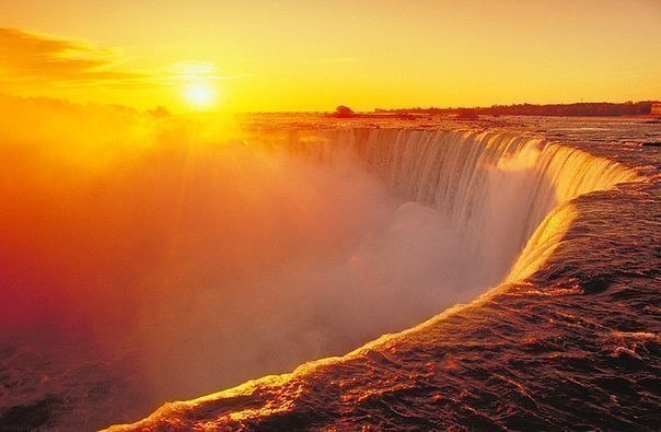 Восход солнца над Ниагарским водопадом.