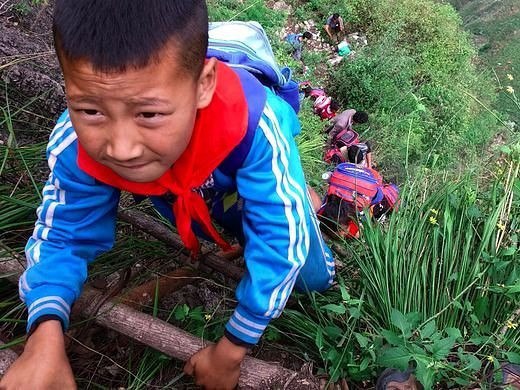 Дорога из школы домой китайских детей, живущих в горном селении Атулер в провинции Сычуань. Преодоление 800-метрового пути занимает около полутора часов каждый день.