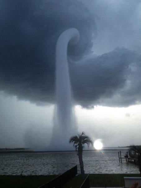 Водяной смерч в заливе Тампа, Флорида.