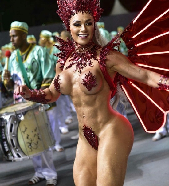 Фитнес-модель Джулиана Салимени на карнавале в Рио