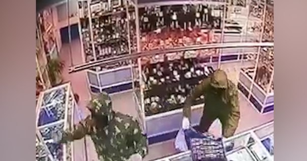 Опубликовано видео ограбления ювелирного магазина в Москве: 