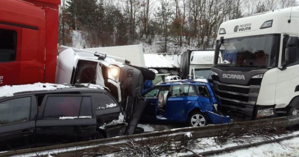 На юге Чехии произошло масштабное ДТП с участием более 40 автомобилей: 