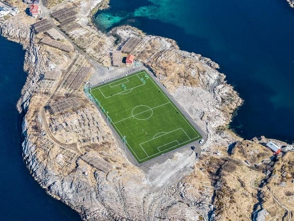 Футбольное поле на Лофотенских островах 