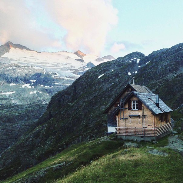 Домик в горах Норвегии - идеальное место чтобы передохнуть в походе