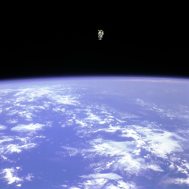 Фото Брюса Маккэндлесса в свободном полете в космосе