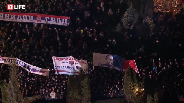 Десятки тысяч людей вышли на улицы Белграда, чтобы поприветствовать Путина: 