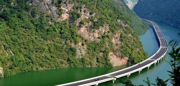 В августе было начато движение по первому в мире экологическому низководному мосту над рекой. Он построен в провинции Хубэй (Китай). Что примечательно, четырехкилометровый мост проходит прямо по руслу реки, а не поперек! 