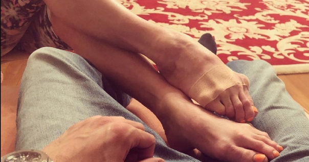 Волочкова заявила, что счастлива, показав больные ноги в промежности любовника: 