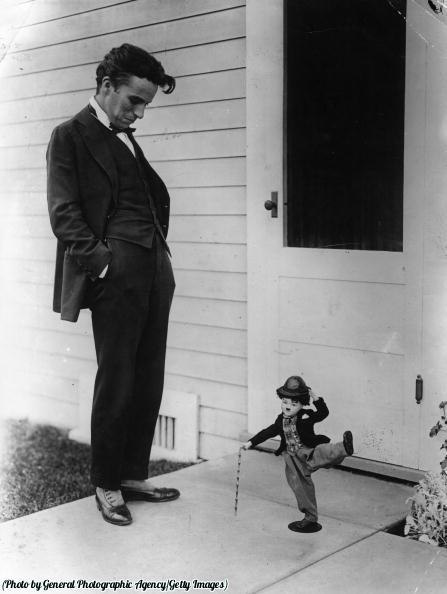 Известнейший комик Чарли Чаплин. Артист и кукла. США. 1929г.