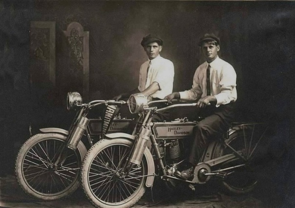 Уильям Харли и Артур Дэвидсон (Harley Davidson).