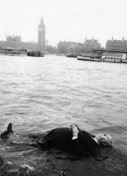 Альфред Хичкок лег в Темзу в поисках вдохновения, Великобритания, 1958 год.