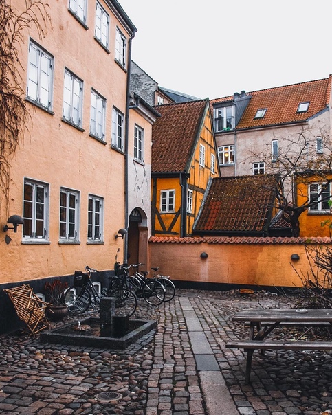 Уютная старина дворика в датском Орхусе 