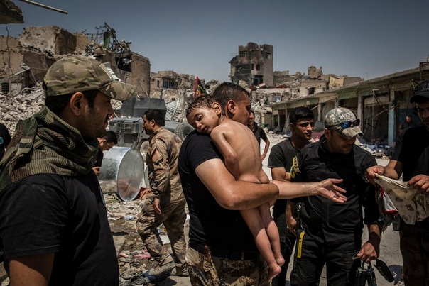 Мальчика уносят из области Мосула, подконтрольной Исламскому государству. Автор фото: Айвор Прикетт.