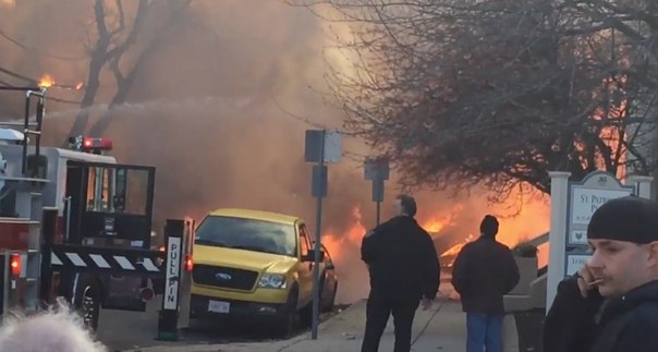 Пользователи соцсетей выложили видео с крупным пожаром в Массачусетс
