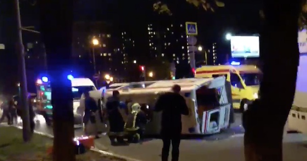 В Москве машина скорой помощи опрокинулась в результате аварии: 