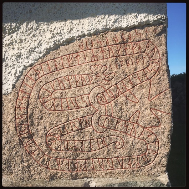 Рунический камень времён викингов в Швеции