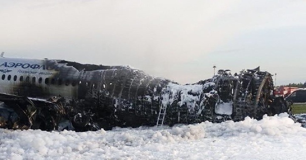 Пилоты сгоревшего Superjet-100, посадившие борт в аэропорту Шереметьево, остались в живых: 