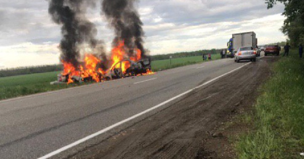В Краснодарском крае в страшном ДТП погибли пять человек. Машины сгорели дотла, остался только металлический кузов: 