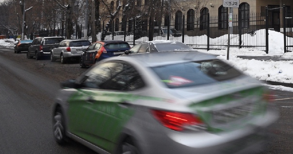 В Москве водитель бросил машину с ребёнком: 