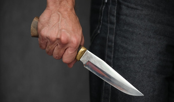 В Новом Уренгое мужчина с ножом набросился на двух человек в торговом центре: 