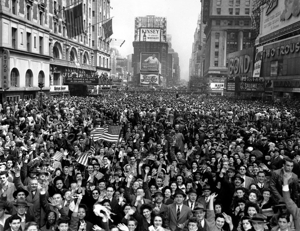 Празднование капитуляции Германии на площади Таймс-сквер, Нью-Йорк, 7 мая 1945 года.