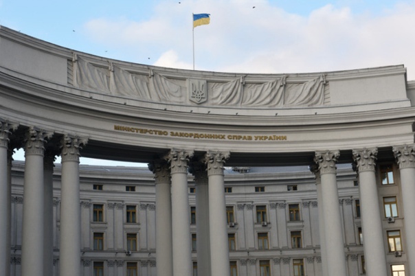 Киев требует от Москвы отменить указ об упрощённом порядке получения российского гражданства. Об этом сказано в заявлении МИД Украины: 
