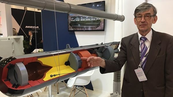 Россия представила новую авиабомбу на выставке оборонной промышленности в Стамбуле: 