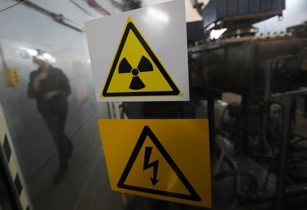 Во дворе многоэтажного дома в Екатеринбурге обнаружили контейнер с радиационным излучением: 