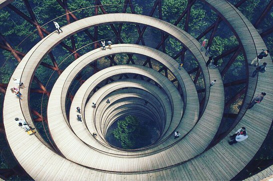 В Дании архитектурная студия EFFEKT спроектировала спиральную прогулочную тропу, возвышающуюся над лесом около города Хаслев, в часе езды от Копенгагена 