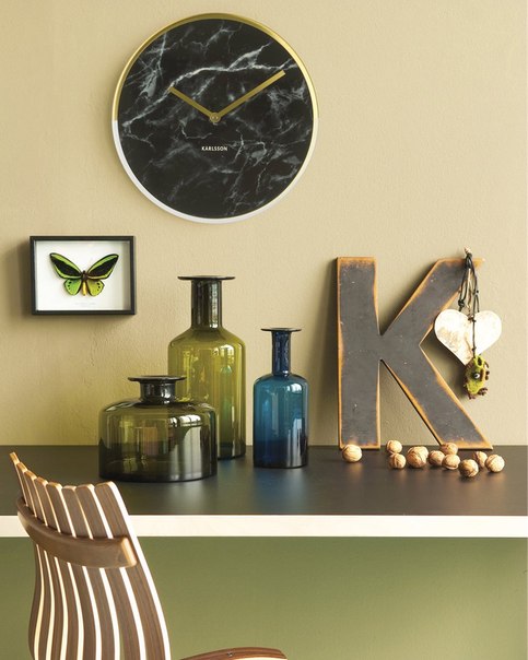 Present Time – голландская компания, специализирующаяся на предметах декора для дома, в особенности на дизайнерских часах, освещении, и мебели малых форм.