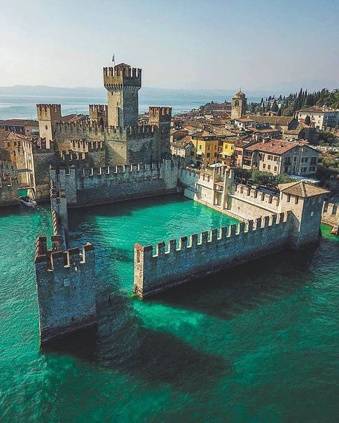 Замок Скалигеров в Сирмионе, Италия.